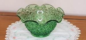 Hellgrüne Schale mit Rüschenrand Gänseblümchen und Knöpfen Muster - Bild 1 von 3