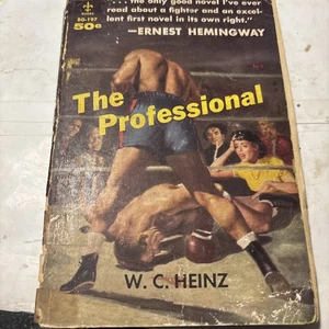 The Professional,  Paperback –  by W.C. Heinz Boxing Novel 1959 - Foto 1 di 4