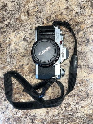 Cámara fotográfica Canon AV-1 35 mm con lente polarizadora Tora de 52 mm Foto 1 de 4