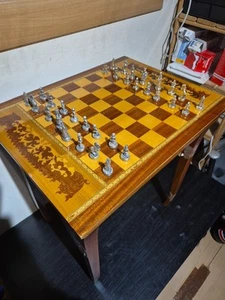 Juego de mesa de ajedrez italiano vintage y piezas de metal caja musical - Imagen 1 de 18
