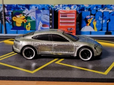 🔥🔥 Hot Wheels HW PORSCHE TAYCAN TURBO S ZAMAC WALMART SUPER CUSTOM 2023 Foto 1 de 4