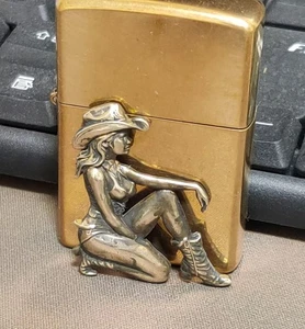 1 Stück Messing Sexy Kniend Cowboy Girl Aufkleber passend für Zippo - Bild 1 von 6