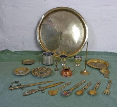 JOB LOT OF NINETEEN BRASS ITEMS - Image 1 of 4