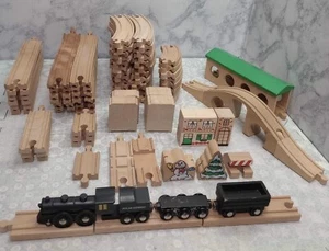 Lot train en bois 80+ pièces voies, train et accessoires Polar Express - Photo 1/14