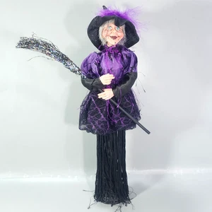 Studio 33 Decoración Halloween Bruja Estatuilla con Escoba Negro Púrpura Conjunto Muñeca 15" - Imagen 1 de 16
