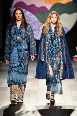 MAXI VESTIDO BOHEMIO PASARELA PRIMAVERA 2018 ANNA SUI CAFTÁN Y SLIP GIGI HADID MEDIANO Foto 1 de 4