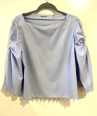 Top para mujer Elie Tahari talla mediana azul pastel con detalles de perlas sintéticas. LEER Foto 1 de 4