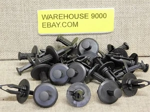 25 Bumper Fascia Push Type Retainers Auveco 15045 GM OEM : 10053388; 1987 - On - Foto 1 di 2