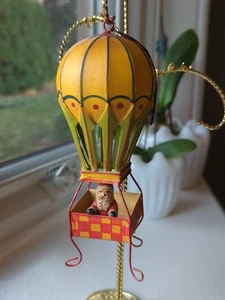 De Colección Departamento 56 Juguetes En El Ático Santa En Globo de Aire Caliente Lata Adorno de Navidad - Imagen 1 de 15