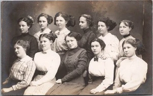 Grupo de postales de foto RPPC de la década de 1960 sobre damas jóvenes/estudiantes - ubicación desconocida - Imagen 1 de 2