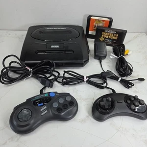Consola SEGA Genesis MK-1631 negra con 2 cables controladores y 2 juegos funcionando  - Imagen 1 de 11