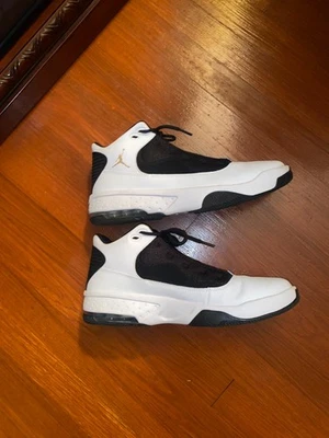 Jordan Max Aura 2 White/Metallic Gold-black  - Image 1 of 4