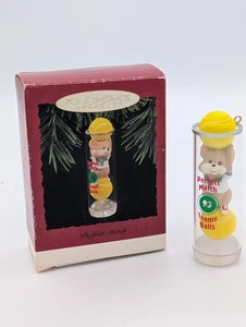 Sello ~ Partido Perfecto ~ Ornamento de Recuerdo de Pelotas de Tenis 1993 NUEVO SIN USAR, EN CAJA - Imagen 1 de 1