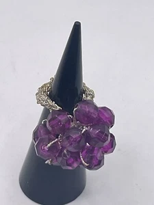 Anillo racimo con cuentas moradas vintage bisutería en banda elástica dorada - Imagen 1 de 12