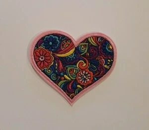 Retro Hippie Flower Power love iron-on patch - Floral Heart Design 9.5 x 8 cm - Picture 1 of 1