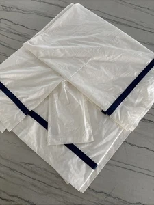 Pottery Barn weiß Baumwolle Kingsize-Bett Rock geteilte Ecken 14" Tropfen marineblauer Rand - Bild 1 von 8
