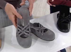 NUOVO Vionic scamosciato slip on mules - Claire - grigio antracite 7 eu 38 A309093 - Foto 1 di 10