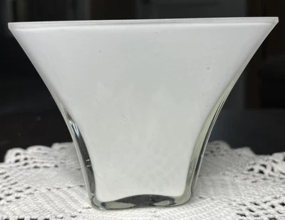 Jarrón escandinavo vintage con estuche blanco acampanado 4” de alto pesado 1 lb Foto 1 de 4