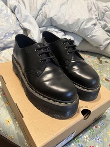 Mocasines Dr. Martens de cuero negro suela gruesa duraderos elegantes usados - Imagen 1 de 6