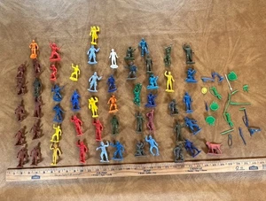 Lote De Colección De 53 MPC Anillo Mano Vaqueros e Indios, Soldados, Piratas Accesorios - Imagen 1 de 15