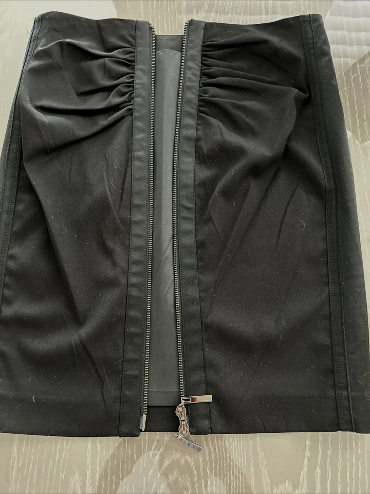 FALDA BEBE NEGRA POR ENCIMA DE LA RODILLA CON ESTILO APENAS USADA, CIERRE TRASERO CON CREMALLERA PLISADA, TALLA: 6 Foto 1 de 4