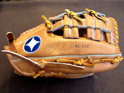 CARL YASTRZEMSKI 1967 TC 3 X BC RED SOX HOF SIGNED AUTO VTG SPALDING GLOVE JSA - Image 1 of 4
