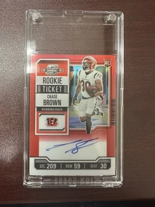 2023 Contenders Optic Chase Brown Rookie Ticket Auto Red & White 104/125 SSP - Bild 1 von 2