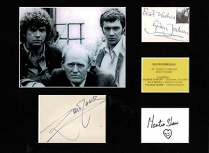 LEWIS COLLINS,MARTIN SHAW,GORDON JACKSON DIE PROFIS AUTOGRAMM DISPLAY TV - Bild 1 von 4