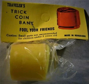 Vecchio Trucco Magic Coin Bank anni 60 Viaggiatore Giallo Nuovo In Confezione Originale - Foto 1 di 3