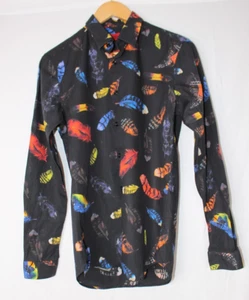 Camisa Devil's Advocate Negra con Diseño de Plumas Manga Larga Abotonada Pequeña - Imagen 1 de 13