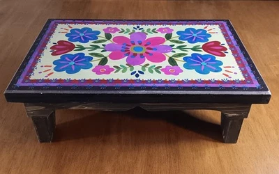 Taburete elevador de madera pintado a mano con soporte para plantas Foto 1 de 4