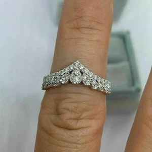 Impresionante anillo de banda de diamantes simulados de corte redondo para mujer enchapado en oro blanco de 14 k - Imagen 1 de 6