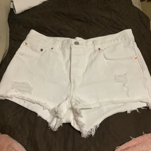 Levi's 501 abgeschnittene Jeansshorts Knopfleiste weiß Denim roher Saum Damen Gr. 29 - Bild 1 von 7