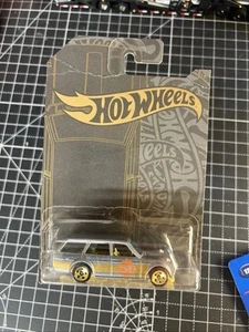 Hot Wheels 2019 51st Anniversary Satin & Chrome 2/6 '71 Datsun 510 Wagon - Picture 1 of 5