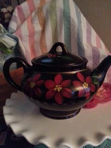 Vintage Teekanne ~ Royal Canadian Art Pottery ~ schwarz glänzend mit handbemalten roten Blumen - Bild 1 von 1