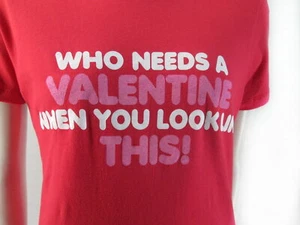 Who Needs A Valentine Vanity Neuheit Grafik rot Baumwolle Tshirt Top S T797 - Bild 1 von 4