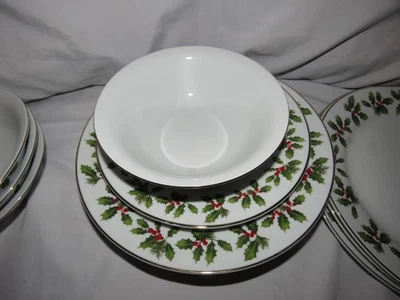 Juego de vajilla navideña de porcelana de 3 piezas Better Homes and Gardens Foto 1 de 4