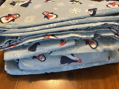 Juego de sábanas de franela doble: pingüinos y copos de nieve azul pálido: ajustadas, planas y 3 estuches Foto 1 de 4