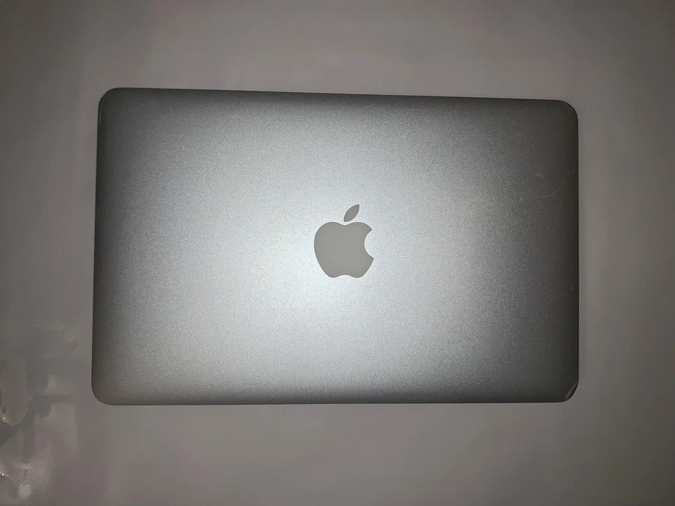 Apple MacBook Air MC505LL/A 1.40 GHz 2GB RAM 64GB SSD 11.6" HD (Used) - Image 1 of 4