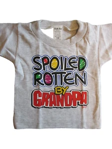 Nueva Camiseta Patti Boo Niño Pequeño ""Spoiled Rotten by Grandpa"" Uni-Sex 6/8 - Imagen 1 de 1