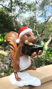 Viridian Bay handgegossenes Aluminium Weihnachtsmann Eichhörnchen & Geschenke Skulptur drinnen/draußen - Bild 1 von 8