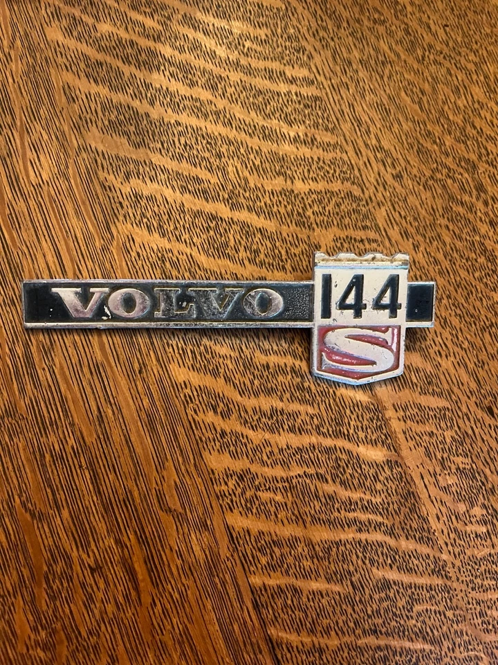 Volvo 144 S 1968 guardabarros lateral placa de identificación Foto 1 de 1