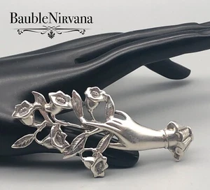 Spilla spilla vintage argento sterling figurativa che tiene a mano mazzo di fiori campana - Foto 1 di 4