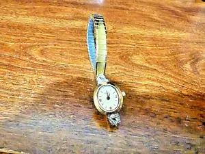 Caravelle by Bulova Dress Cocktail Round Damenuhr goldfarben Flex Armband - Bild 1 von 1
