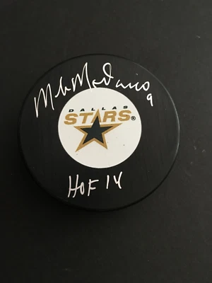 PUCK DALLAS STARS AUTOGRAFIADO POR MIKE MODANO CON INSCRIPCIÓN HOF J.S.A. Foto 1 de 4