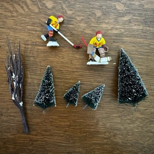 DEPT 56 Hockey Practice Accs Hockeyspieler Flaschenbürste Bäume Ast Baum 7 Teile - Bild 1 von 9
