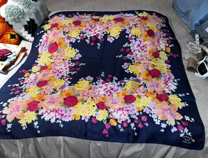 Oscar von Oscar de la Renta Blumenschal 35" 100% Seide handgerollte Kanten - Bild 1 von 6