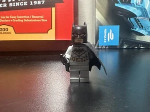 Lego Batman Minifigure Tuta Grigio Chiaro Cintura Oro Crest Nero 76117 - sh552 - Foto 1 di 1