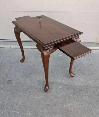 Mesa de té georgiana Queen Anne de madera de cerezo vintage con bandejas extraíbles para velas B Foto 1 de 4