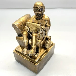 Fantasy Football Sessel Quarterback Award Trophäe Mann im Stuhl mit Helm Laptop - Bild 1 von 24